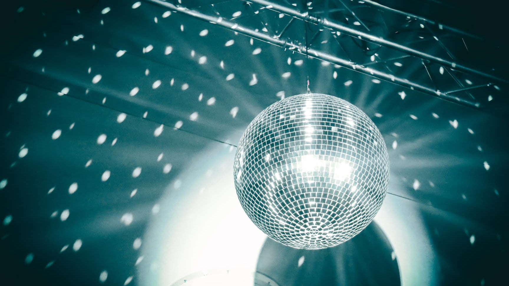 How to Transition Your Fragrance from Day to Night